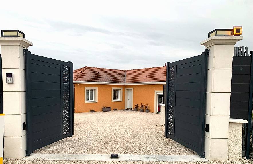 Sécurisez vos extérieurs avec un portail et portillon en aluminium moderne avec éclairage LED intégré à Aix-en-Provence et alentours