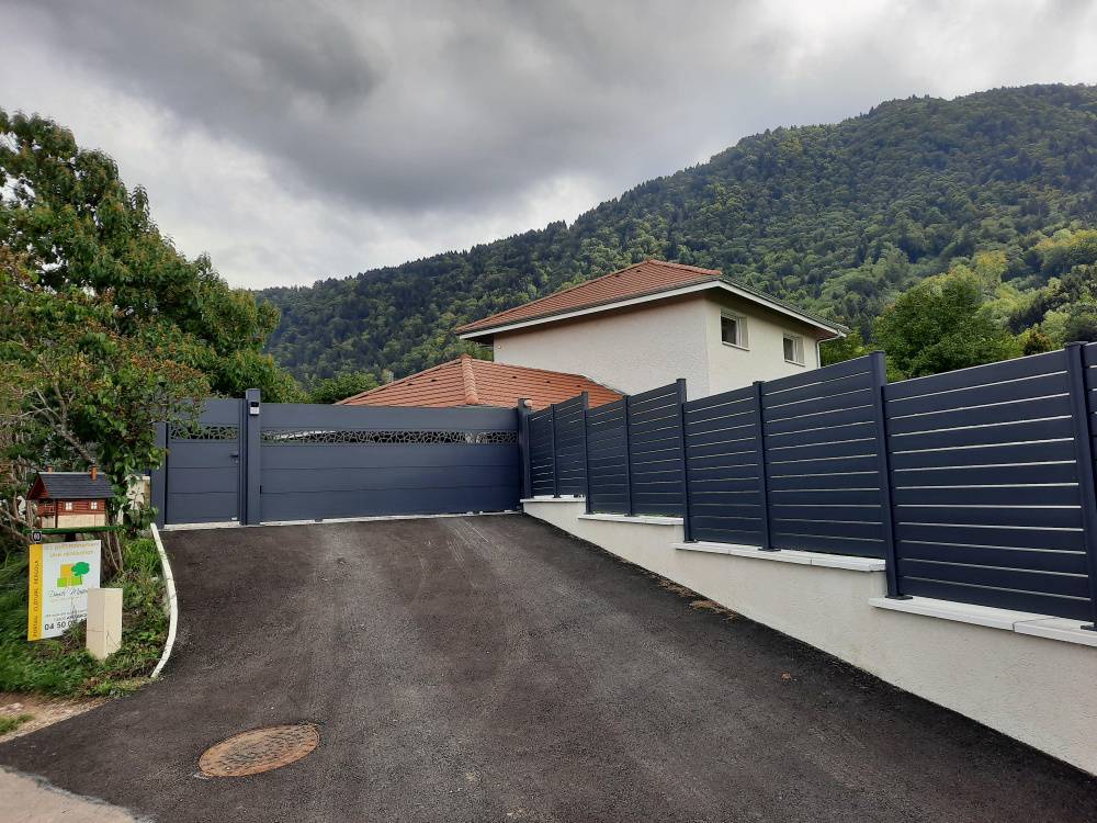 Un portail coulissant en aluminium avec domotique intégrée pour plus de sécurité et de confort à Aix-en-Provence