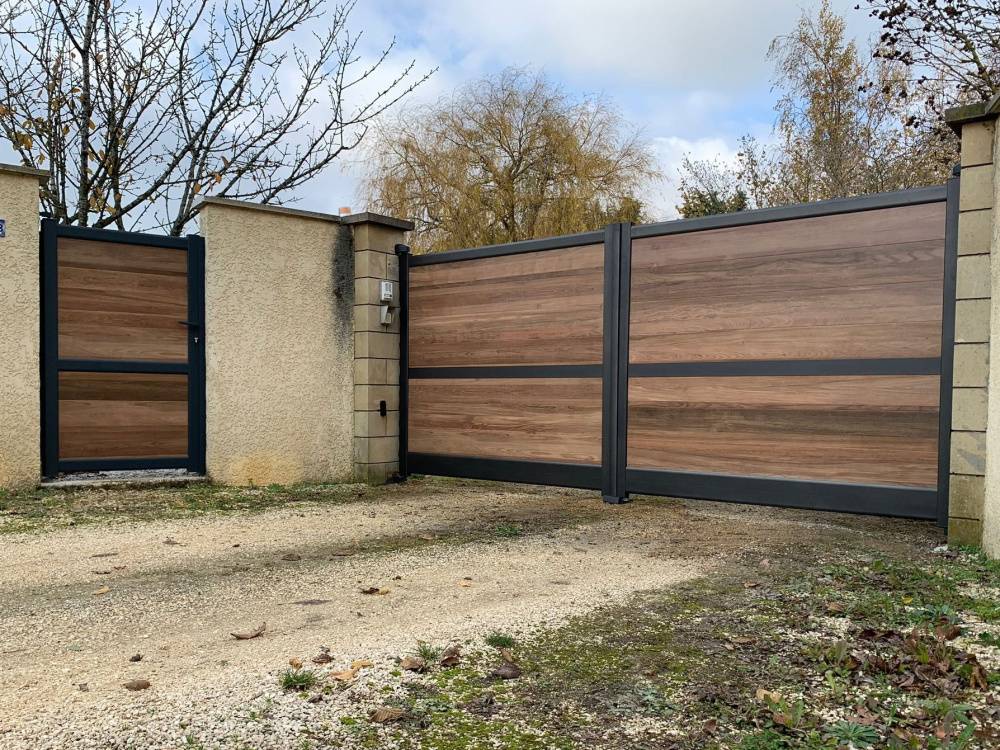 Création d'une clôture bois sur un muret chez un particulier à Lançon-de-Provence 13680