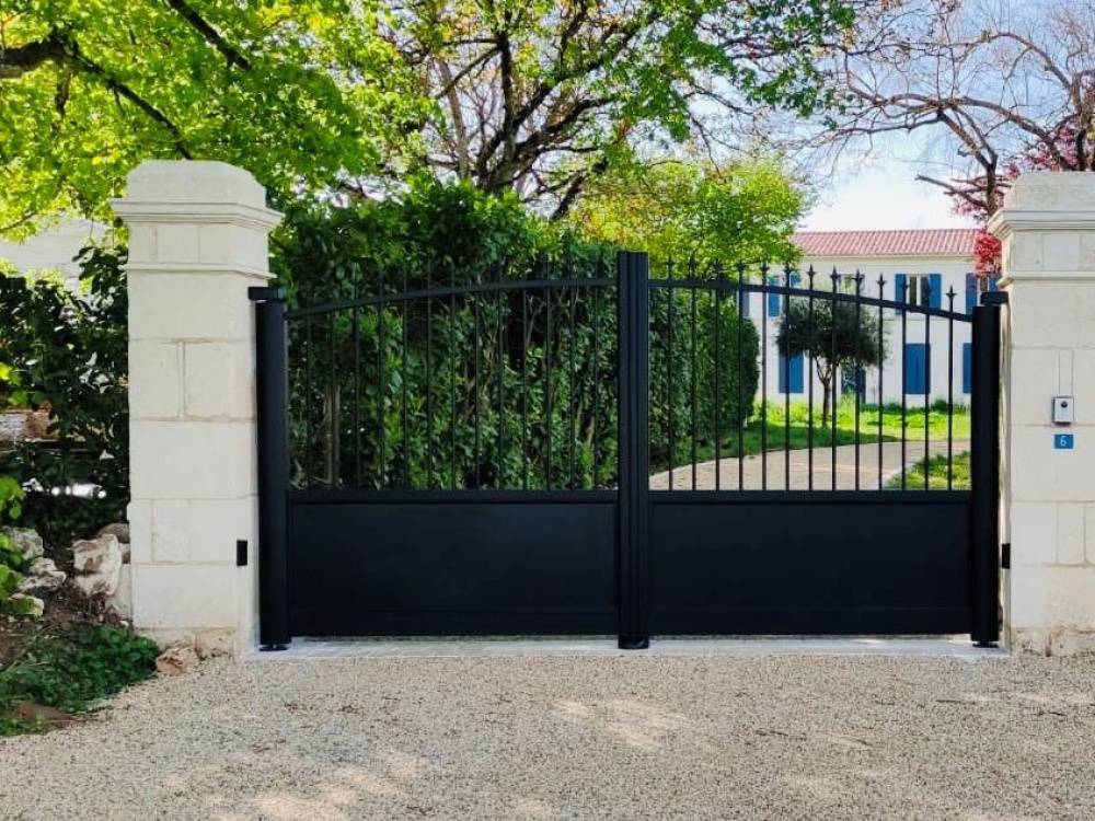 Personnalisez votre entrée avec un portail en aluminium décoratif pour sublimer votre façade à Aix-en-Provence