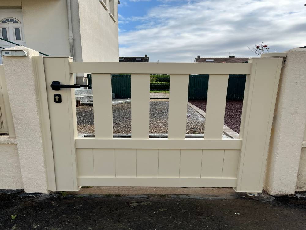 Faciliter les accès piétons avec un portillon aluminium sur mesure à Aix-en-Provence