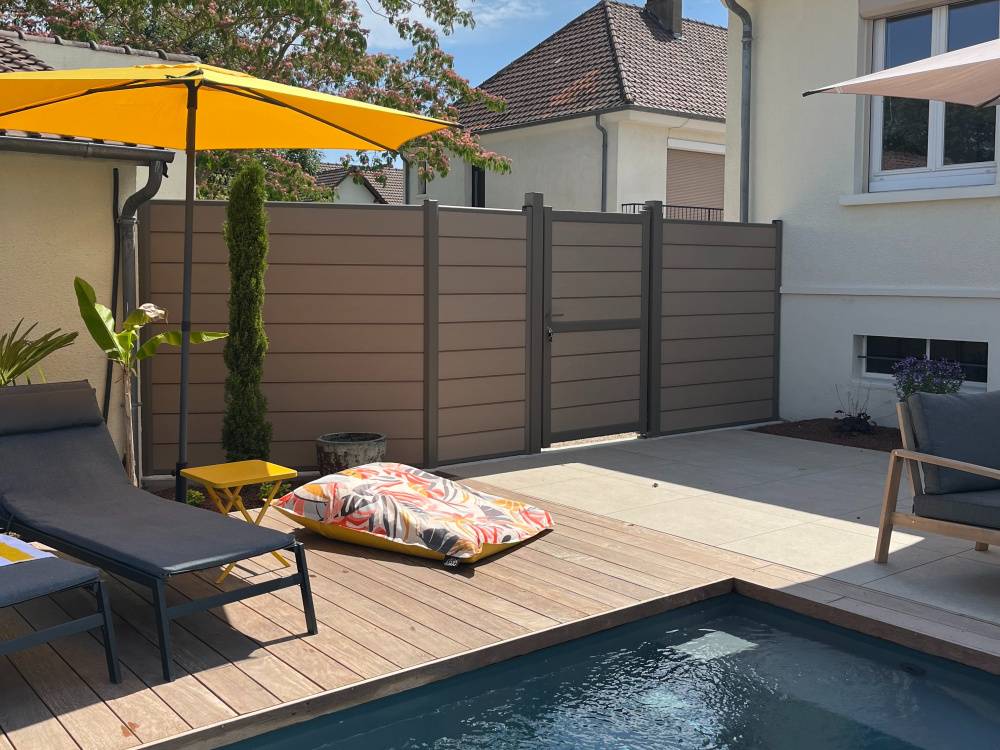 Portillon en composite sur mesure pour une entrée design, personnalisable et parfaitement assortie à votre clôture à Puyricard