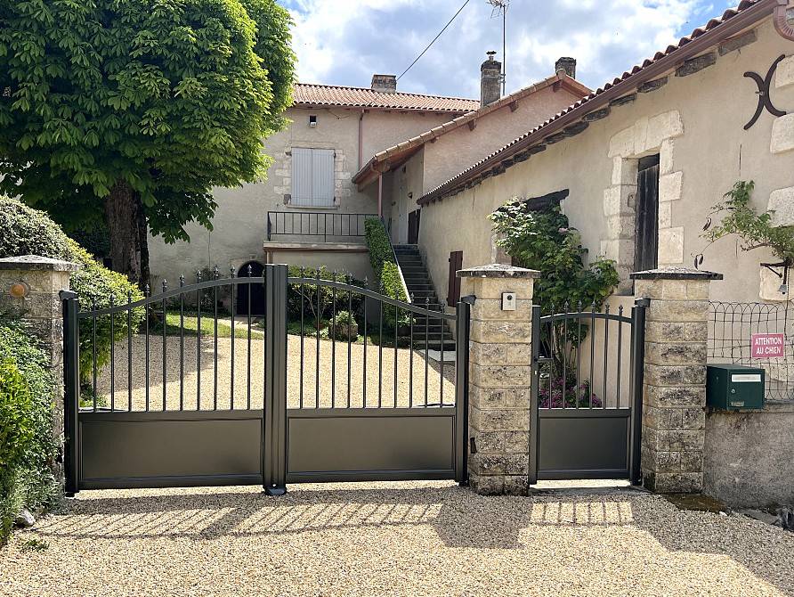 Harmoniser votre entrée avec un portail et un portillon aluminium sur mesure à Aix-en-Provence