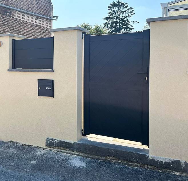 Aménager un accès piéton pratique avec un portillon aluminium sécurisé à Aix-en-Provence