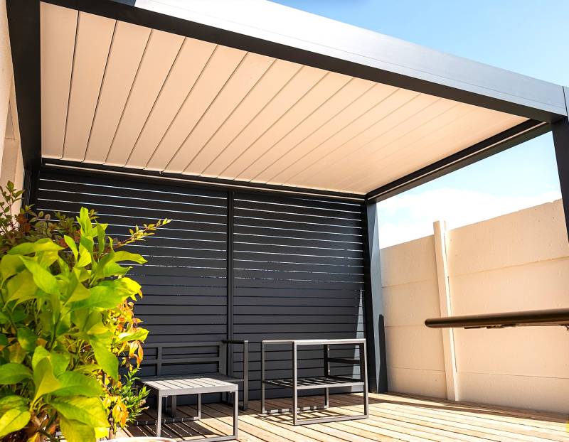Réalisation d'un espace de vie élégant avec une pergola bioclimatique en aluminium par Daniel Moquet Aix-en-Provence