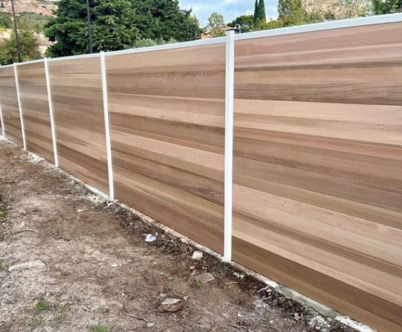 Cloture en composite effet bois red cedar encadrement en aluminium Vitrolles