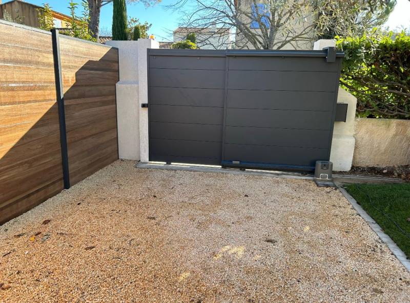 Portail télescopique motorisé sur mesure pour optimiser les petits espaces à Aix-en-Provence