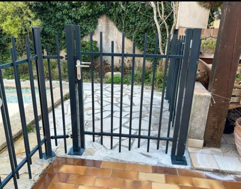 Barreaudage droit de couleur gris anthracite pour un tour du piscine à Rognac