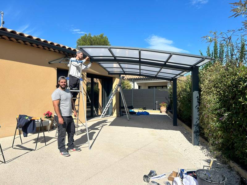 Travail menuisier chantier carport aluminium extérieur