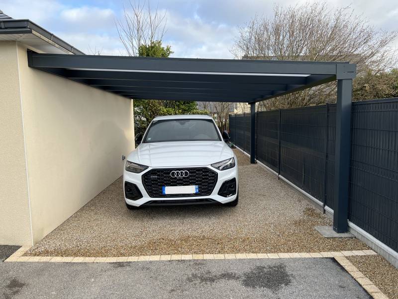 Caport adossé modern en aluminium sur mesure avec un laquage de type 2 en Gris anthracite par Daniel Moquet Aix-en-Provence