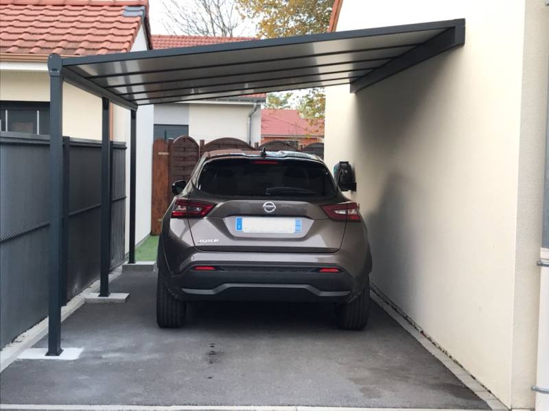 Carport adossé unique en aluminium couleur gris anthracite fabrication française et sur mesure par Daniel Moquet Aix-en-Provence