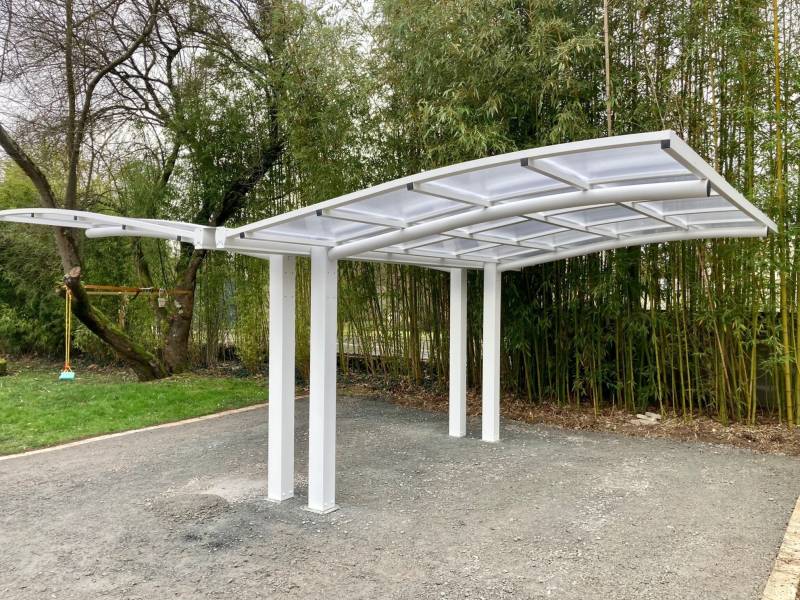 Carport double sur mesure avec pilier central en aluminium laquage de type 2 blanc et panneau sandwich sur le toit fabrication française et sur mesure par Daniel Moquet Aix-en-Provence