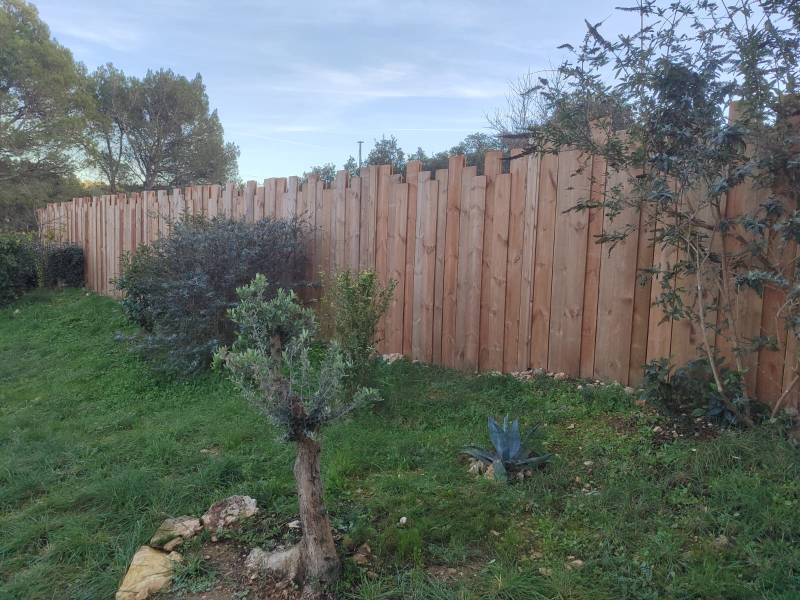 Clôture de jardin en bois naturel fabriqué et posé en France par Daniel Moquet Aix-en-Provence à Ventabren 