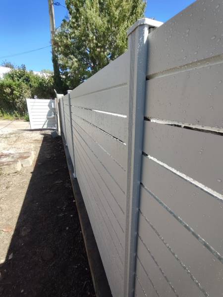 Photo d'une clôture sur mesure en aluminium blanc ajouré fabriqué en France et posé Par Daniel Moquet Aix-en-Provence