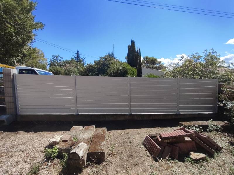 ¨Photo d'une Clôture ajouré en aluminium blanche réalisé par Daniel Moquet Aix-en-Provence à Venelles