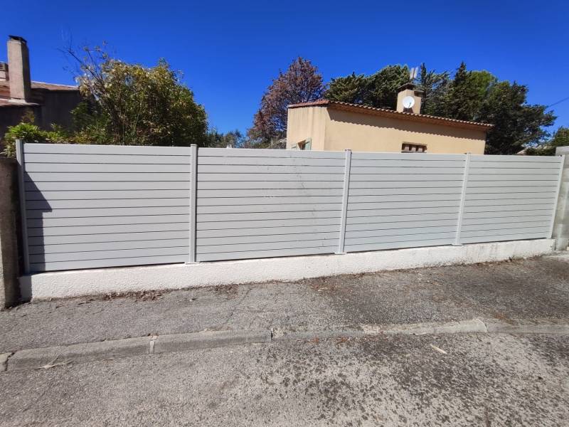 Clôture sur mesure en aluminium blanche ajouré fabriqué en France et posé par Daniel Moquet à Venelles