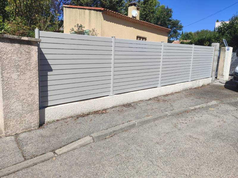 Réalisation d'une clôture en alumium ajouré par Daniel Moquet Aix-en-Provence à Venelles