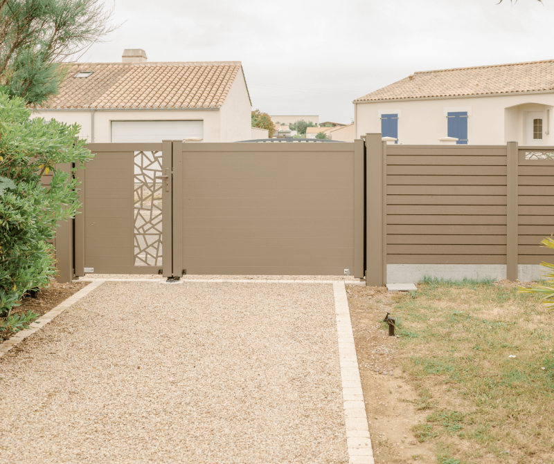 Installation d'un portail alu taupe, à double battant manuel, avec portillon intégré et découpe moderne sur mesure à Aix-en-Provence