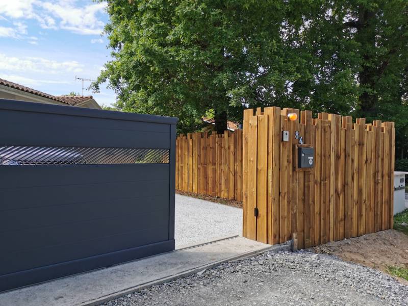 Portail en alu sur mesure coulissant et motorisé à Aix en Provence
