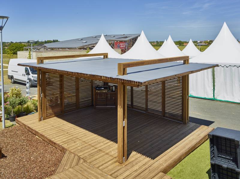 Pergola en bois sur mesure avec un toit en panneau sandwiche par Daniel Moquet Aix-en-Provence