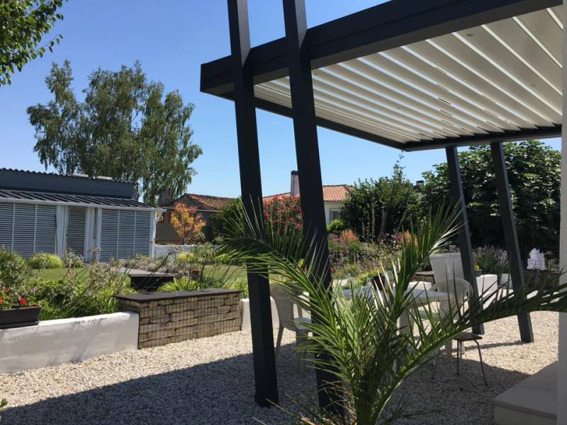 Pergola en aluminium moderne avec toi amovible sur mesure de 5 m² par Daniel Moquet Aix-en-Provence