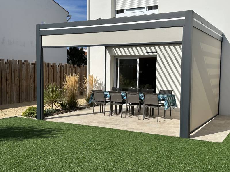Pergola sur mesure avec 3 paroi en tissu amovible motorisé par Daniel Moquet Aix-en-Provence