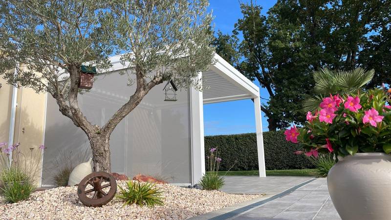 Photo d'une pergola bioclimatique motorisé et automatisé dans un jardin provençal par Daniel Moquet Aix-en-Provence