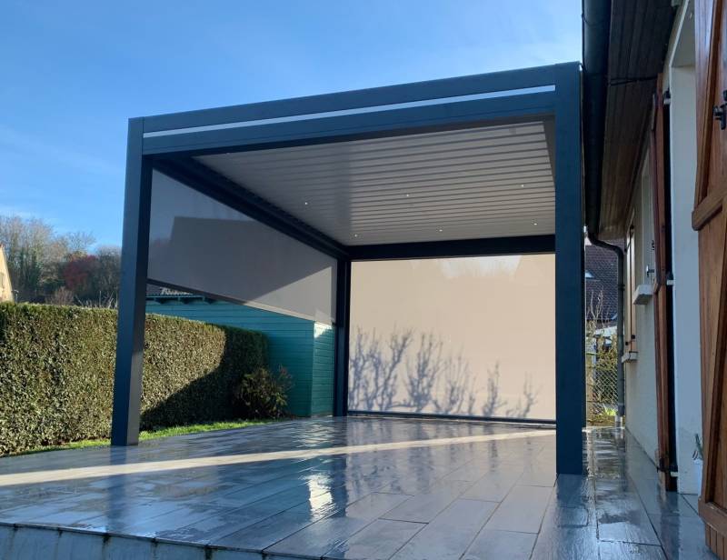 Une pergola à store moderne et élégante par Daniel Moquet Aix-en-Provence à Ventabren