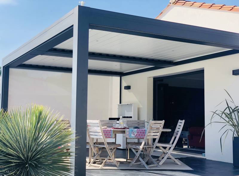 Installez une pergola bioclimatique en aluminium avec domotique intégrée à Aix-en-Provence pour un contrôle total et intelligent par Daniel Moquet Aix-en-Provence