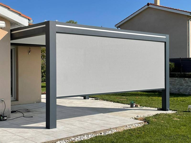 Image en pergola bioclimatique avec une paroi motorisé en tissu imperméable par Daniel Moquet Aix-en-Provence