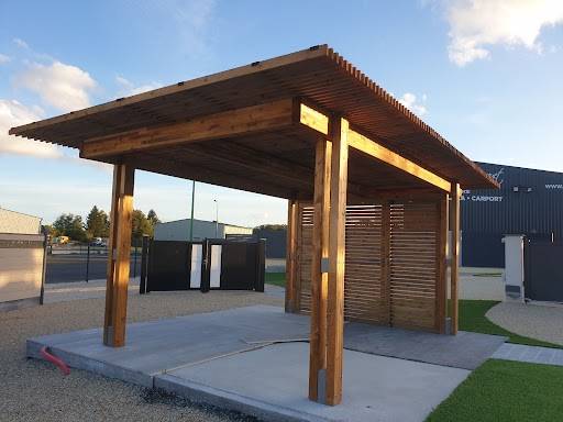 Pergola en bois 4 m² avec paroi amovible en bois persienne par Daniel Moquet Aix-en-Provence