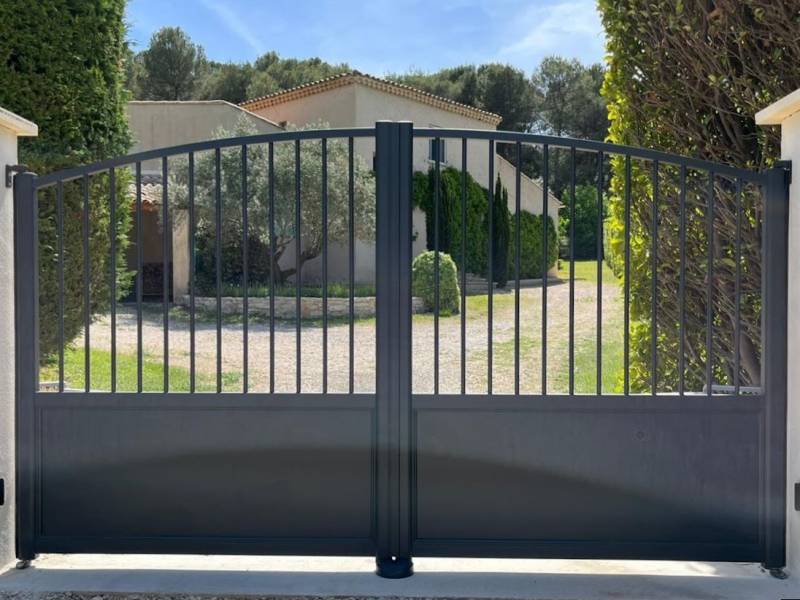Portail à double battant motorisé avec somfy modèle authentique en laquage de type deux gris anthracite par Daniel Moquet Aix-en-Provence