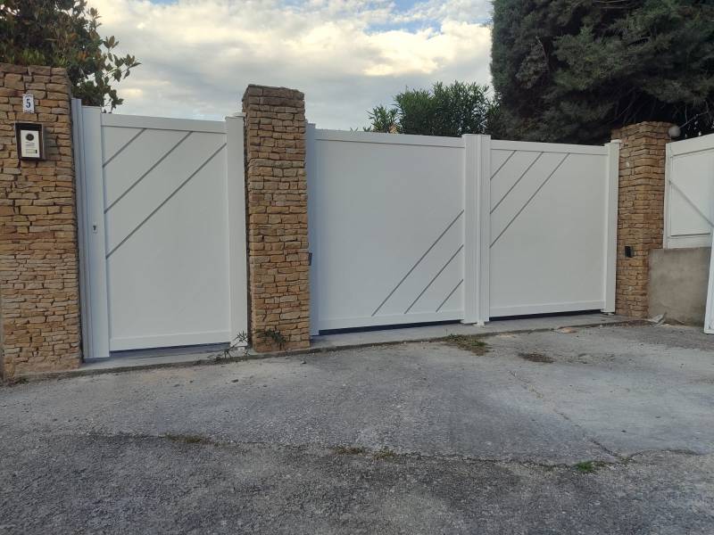 Portail et portillon en aluminium assortie moderne blanc Guy Moquet à Aix-en-Provence