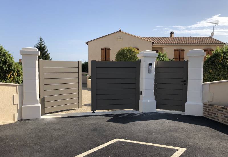 Photo aménagement extérieur avec portail en aluminium à double battant motorisé et un portillon assorti couleur taupe par Daniel Moquet Aix-en-Provence à Ventabren 