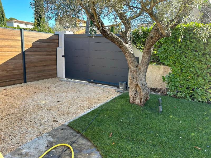 Aménagement extérieur avec un  Portail Télescopique en aluminium réalisé par Daniel Môquet Aix-en-Provence à Venelle