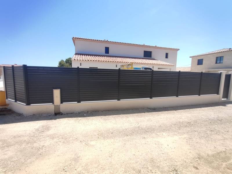 Aménagement extérieur d'un ensemble portail, portillon et clôture persienne en aluminium  à Eguilles par Daniel Moquet Aix-en-Provence