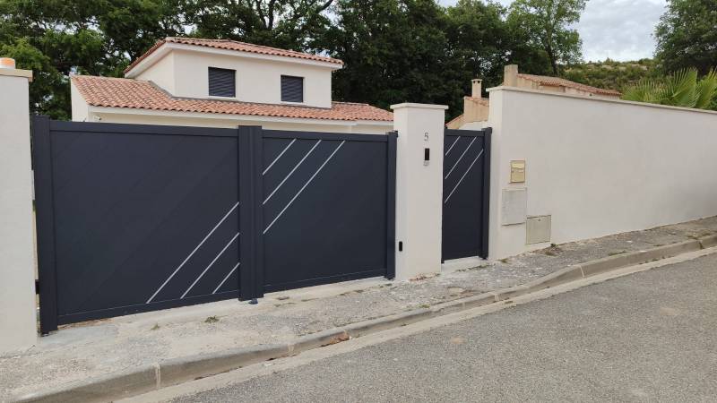 image d'une réalisation d'un portail et portillon assorti automatisé en domotique avec ouverture a distance par Daniel Moquet Aix-en-Provence