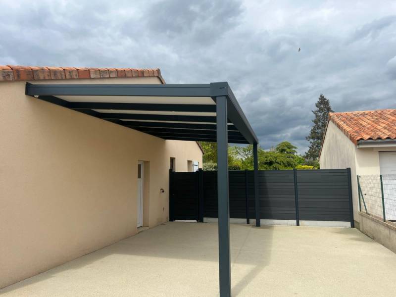 Renforcer l’esthétique architecturale grâce à un carport aluminium asymétrique personnalisé à Aix-en-Provence