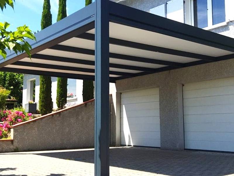 Un carport aluminium multifonction à Puyricard pour abriter ses véhicules et créer un espace ombragé convivial toute l’année