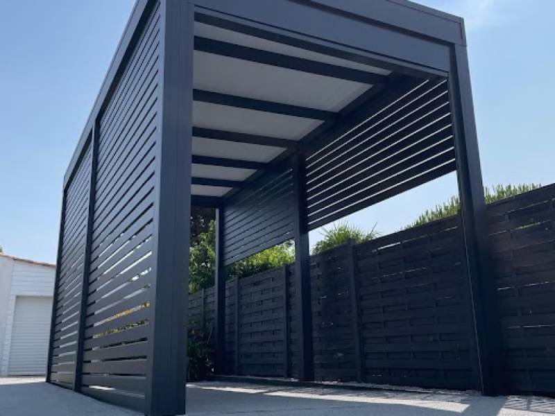 Réalisation d'un carport en aluminium sur mesure avec paroi clôturé ajourné en aluminium à Aix-en-Provence