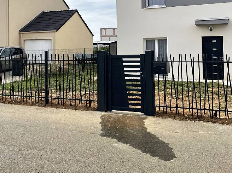 Sécuriser durablement vos extérieurs avec une clôture barreaudée en aluminium sur mesure à Aix-en-Provence