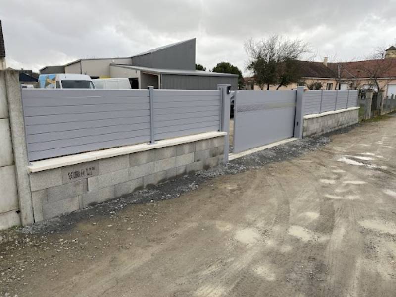 Délimiter élégamment votre terrain avec une clôture aluminium ajourée sur mesure à Aix-en-Provence