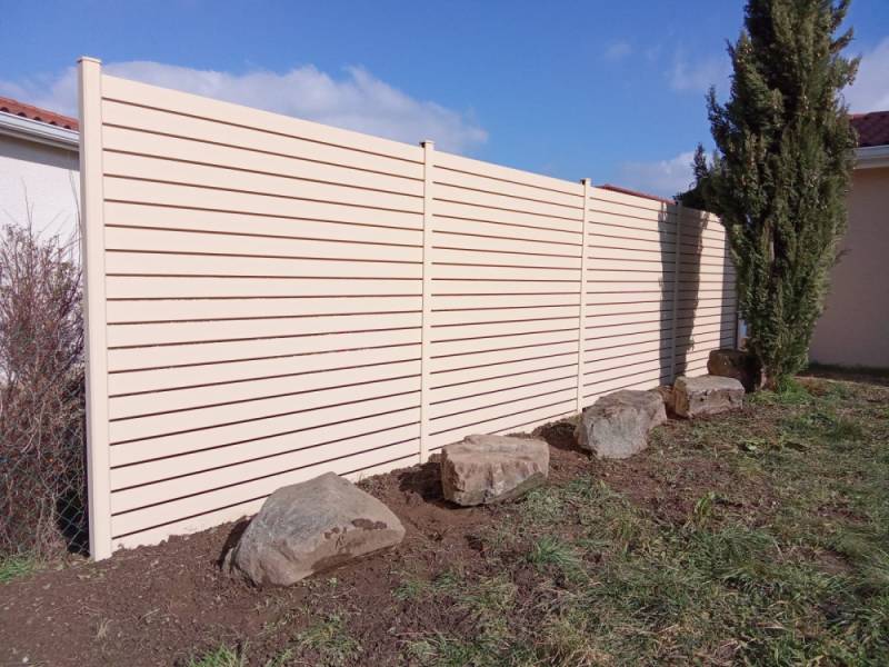 Installer une clôture aluminium adaptée aux jardins végétalisés pour sécuriser et protéger ses plantes tout en valorisant son extérieur à Tholonet