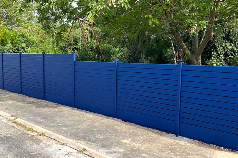 réalisation d'une clôture aluminium persienne couleur bleu sur mesure par Daniel Moquet Aix-en-Provence