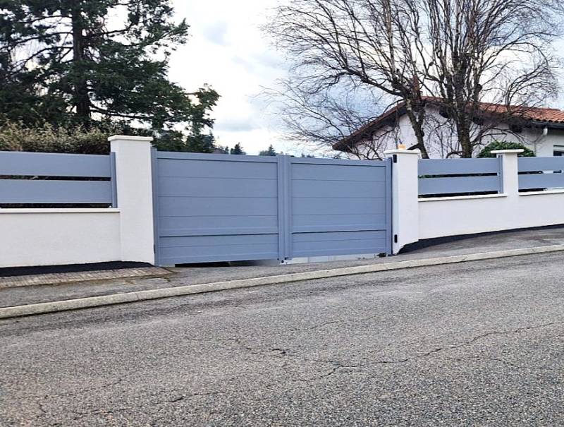 Délimiter son terrain avec élégance grâce à une clôture aluminium contemporaine à Aix-en-Provence