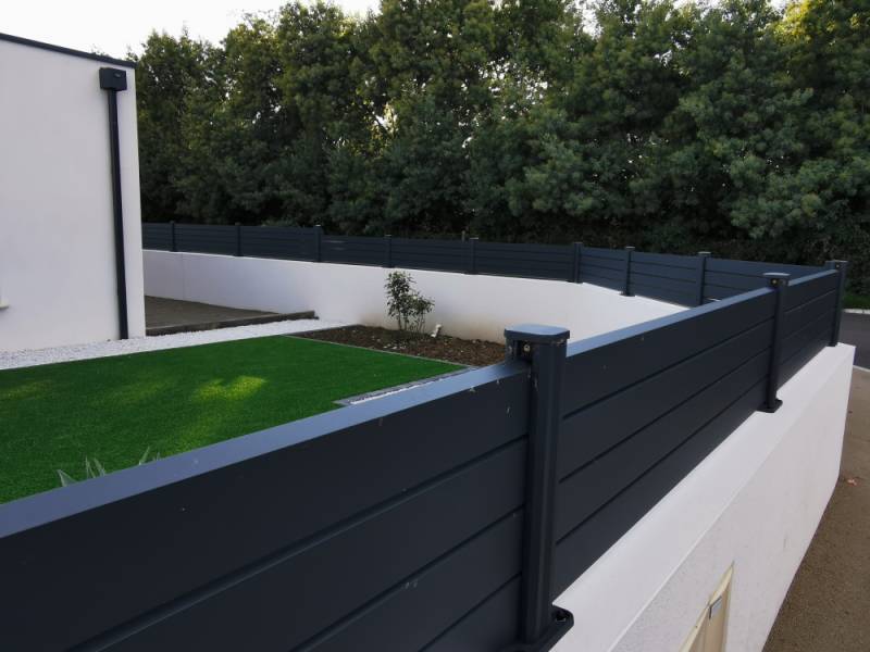 Délimiter son terrain avec élégance grâce à une clôture aluminium contemporaine à Aix-en-Provence