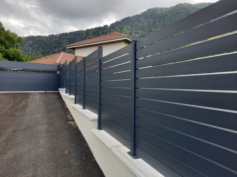 Délimiter élégamment votre terrain avec une clôture aluminium ajourée sur mesure à Aix-en-Provence