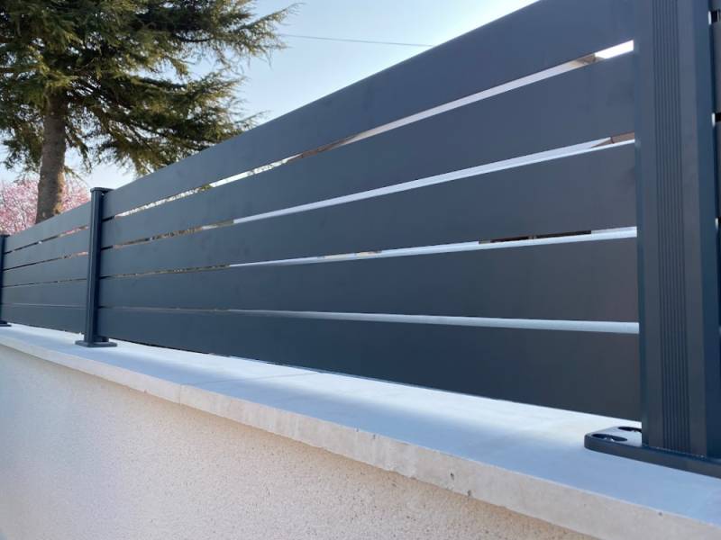 Une clôture aluminium haute avec lames occultantes pour renforcer la sécurité et préserver l’intimité d’une maison à Rousset