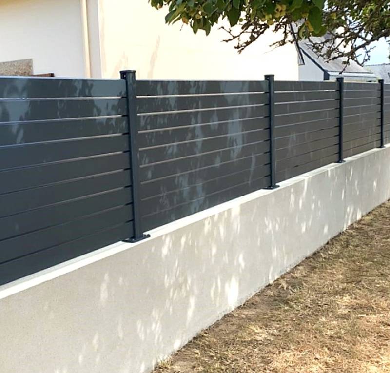 Délimiter son terrain avec élégance grâce à une clôture aluminium contemporaine à Aix-en-Provence