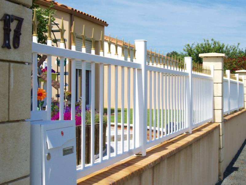 Sécuriser durablement vos extérieurs avec une clôture barreaudée en aluminium sur mesure à Aix-en-Provence